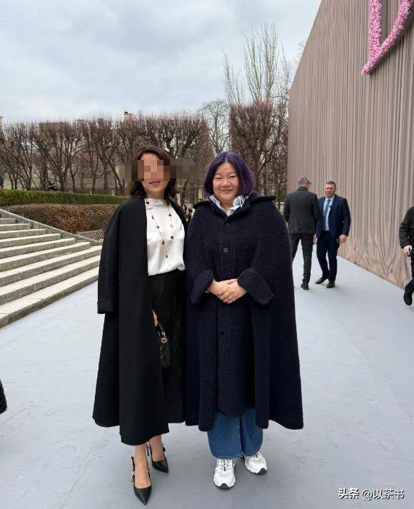 洪晃现状：穿衣打扮很随性和杨小平感情稳定 一家4口平淡过日子